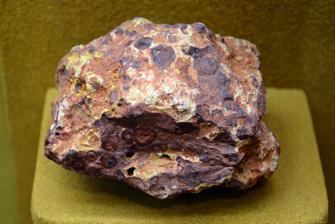 BAUXIET Bauxiet is een mineraal dat een belangrijk erts van aluminium vormt.