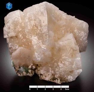 CHABAZIET Het mineraal chabaziet is een gehydrateerd calcium-natriumkalium-aluminium-silicaat met de chemische formule (Ca0,5,Na,K)4[Al4Si8O24] 12H2O.