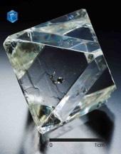 DIAMANT Diamant (Oudgrieks: ἀδάμας of adamas, "onverslaanbaar") is een allotrope verschijningsvorm van koolstof die als delfstof aangetroffen wordt, maar ook in laboratoria gemaakt kan worden.