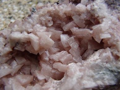 DOLOMIET Dolomiet is een calcium-magnesium-carbonaat met de chemische formule CaMg(CO3)2. Gesteente dat grotendeels uit dit mineraal bestaat wordt ook dolomiet genoemd. https://nl.wikipedia.