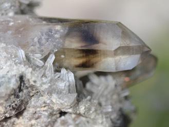 KWARTS Kwarts is een vorm van siliciumdioxide, SiO2 en behoort tot de meest voorkomende mineralen op de aardkorst.