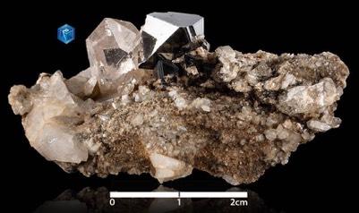 MAGNETIET Het mineraal magnetiet is een oxide van ijzer met valenties 2+ en 3+.Magnetiet is een grijszwart sterk natuurlijk magnetisch mineraal zonder splijting met een gemiddelde dichtheid van 5,15.