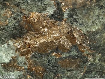 NIKKELIEN Nikkelien bestaat uit ongeveer 55% koper, 25% nikkel en 20% zink. https://www.mineralienatlas.de/lexikon/index.php/mineraldata?mineral=nickeline http://webmineral.