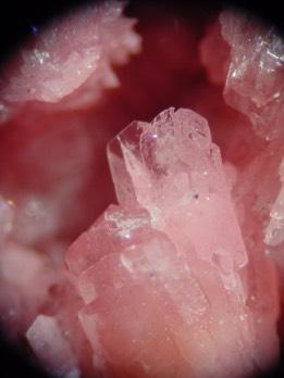 RHODONIET Het mineraal rhodoniet is een mangaan-ijzer-magnesium-calcium-silicaat met de chemische formule (Mn 2+,Fe 2+,Mg,Ca)SiO3. Het mineraal behoort tot de inosilicaten.
