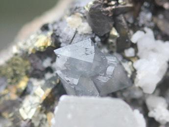 SCHEELIET Het mineraal scheeliet is een calcium-wolframaat.