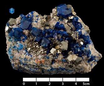 SODALIET Het mineraal sodaliet is een chloor-houdend natrium-aluminiumsilicaat.