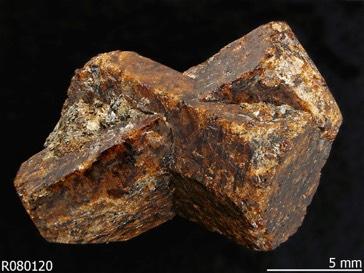 STAUROLIET Het mineraal stauroliet is een bruin tot bruinzwart ijzer-magnesiumaluminium-nesosilicaat met de chemische formule (Fe 2+,Mg)2Al9(Si,Al)4O20(O,OH)4.