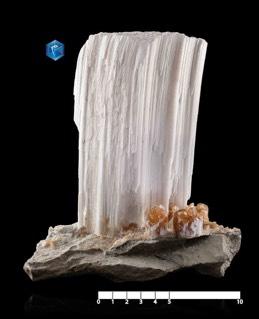 ULEXIET Het mineraal ulexiet is een gehydrateerd natrium-calcium-boraat. Het doorschijnende kleurloze of witte ulexiet heeft een witte streepkleur en een perfecte splijting volgens [010] en [110].