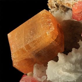 VESUVIANIET Het mineraal vesuvianiet is een calcium-magnesium-aluminiumsilicaat. Het behoort tot de sorosilicaten.