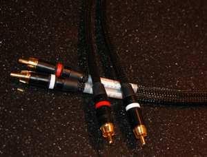 De Alpha Line-1 is net als alle andere Furutech kabels erg fraai in het middengebied met mooie harmonische klanken, maar de Peacock interlinks wint het met glans op het gebied van neutraliteit,