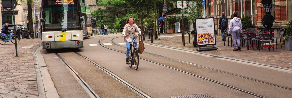 te voet afleggen. We raden ouders aan om hen tot aan de rand van het autovrije gebied te brengen en hen vervolgens solo op pad te sturen.