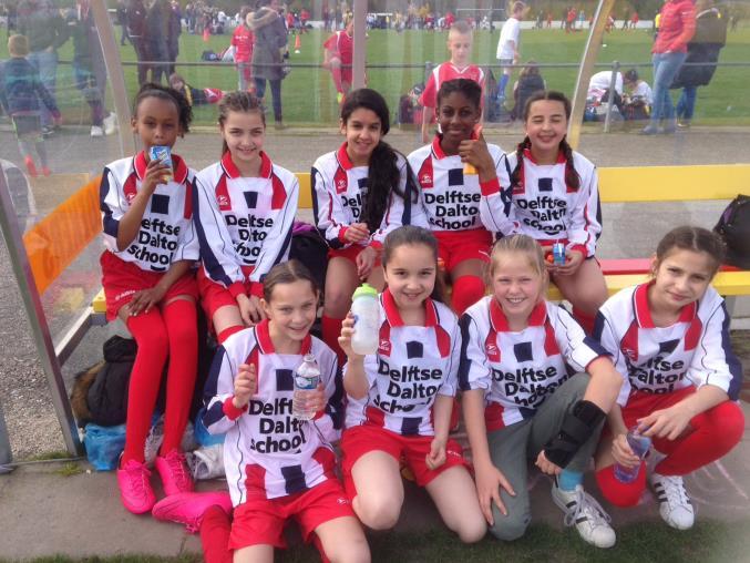 Voetbaltoernooi 2017 bij SEP Woensdag 5 april hebben de meiden van groep 7/8 meegedaan aan het 4x4 voetbaltoernooi bij SEP. Er waren 2 teams. Salma, Chaimae, Romy en Alvineysha.