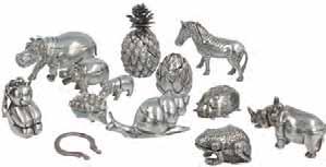 (12) Doosjes zilver. 2 nijlpaarden, kikker, egel, ananas, artisjok, zebra, neushoorn, lieveheersbeestje, beer (sleutelhanger), Slak, 1 kaartjes houder (nijlpaard).