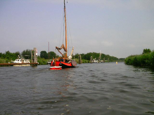 Achter het jachtje varen we de Steenbergse vliet uit richting de Krammer. De oevers en de eilandjes in dit gebied zijn prachtig.