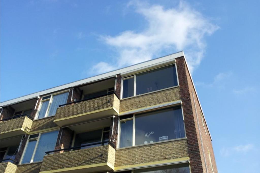 Omschrijving Op unieke locatie gelegen, nabij uitvalswegen, centrum en tal van voorzieningen keurig en licht 3-kamer hoekappartement met 2 balkons.