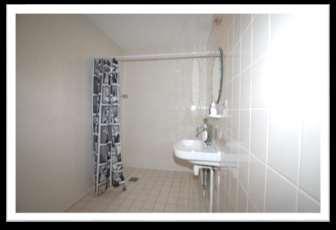 Badkamer Zeer ruime badkamer voorzien van een inloopdouche en