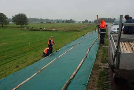 Bewoners wordt geadviseerd zelf te evacueren of hoge plekken in huis en de omgeving op te zoeken.