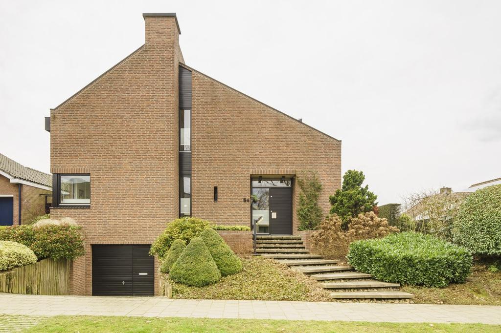 TE KOOP Bosserveldlaan 54 6191 SL Beek Mooi gelegen, goed onderhouden, vrijstaande woning met onderpandige garage en rondom gelegen, grote tuin.