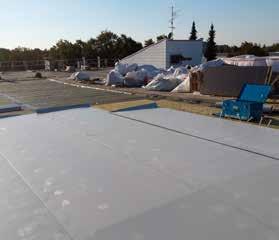 Ook zijn er op het dak vele andere installaties en opbouwen te vinden zoals ontluchtingen, airco units en zendmasten.