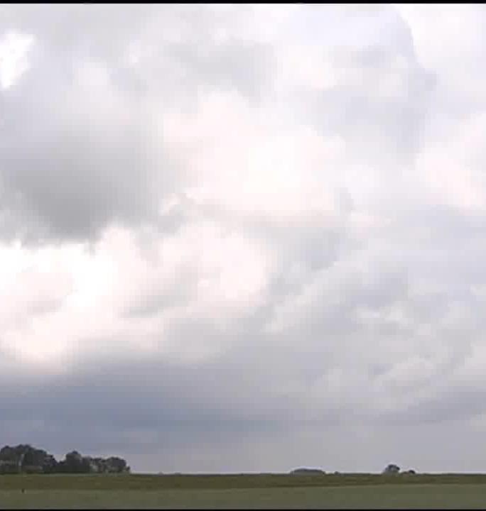 t Is de lucht achter Oethoezen, t Is t torentje van Spiek, t Is de weg van Lains noar Klooster, En deur Westpolder langs de diek.