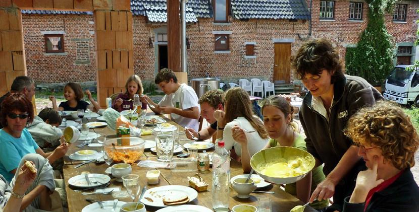 cohousing waarover gaat het? La Grande Cense Foto Luc Jonckheere ; In snel veranderende samenlevingen zoeken mensen steeds naar nieuwe manieren om gemeenschap te vormen.