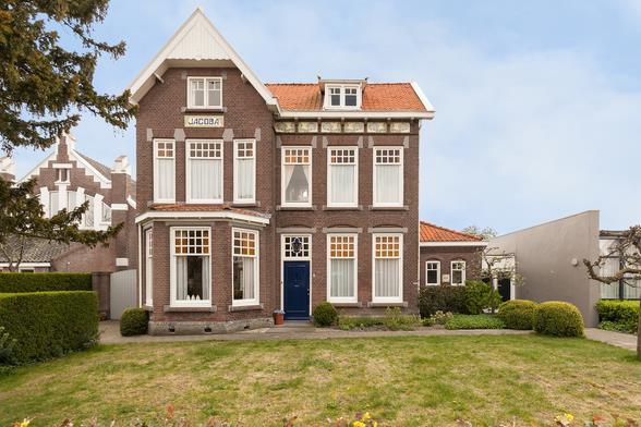 Hiervandaan geniet u van het fraaie uitzicht op de tuin. De royale keuken is voorzien van afzuigkap, (gas)fornuis met zes kookpitten, twee ovens en een vaatwasmachine.