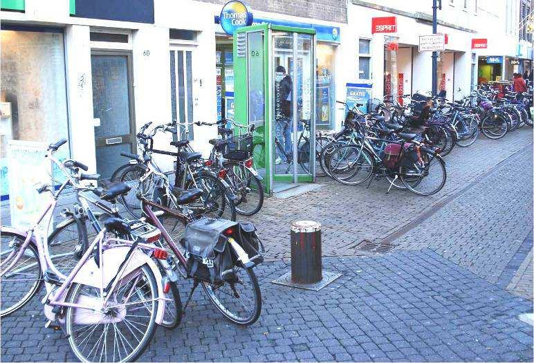 Arkelstraat naar de binnenstad. Voor fietsers is de Arkelstraat onderdeel van de route tussen de binnenstad en Gorinchem-noord.