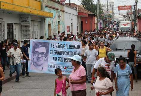 Bedenkingen uit de voorbije maanden van Ludo April 15 de verjaardag van de marteldood van Mgr. Juan Gerardi in Guatemala. Ook in de basisgemeenschappen in El Salvador herdachten we Mgr.