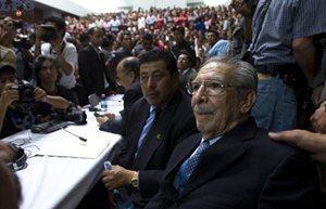 Guatemala gaat voorop Vorige week vrijdag hoorde ik via de radio de lezing van de uitspraak van het Guatemalaanse gerecht dat de exdictator Ríos Montt veroordeelde tot 80 jaren gevangenis: de