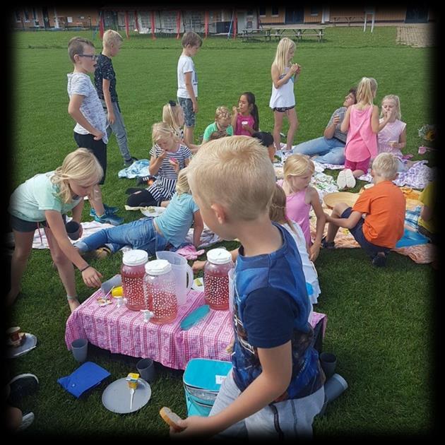 21 juli 2017 pagina 5 Picknick groep 4 Juf Conny en juf Karin werden maandagmiddag door de kinderen en ouders van groep 4 verwend met een picknick als bedankje voor het schooljaar.