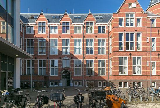 Gelegen nabij het gezellige centrum van Leiden! Dit bijzondere appartement is in 2008 gerealiseerd in een prachtig monumentaal pand gelegen op loopafstand van het gezellige centrum van Leiden.