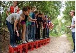 Spel 5 Evenementen Commissie Krattenspel Locatie: Marktplein Spelleider: Mandy Vogel Spelregels De 7 kratten staan op een stapel klaar.