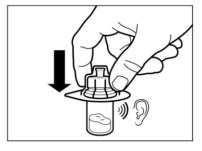 Stap 2 Verwijder de plastic dop van de injectieflacon en maak de rubberstop van de injectieflacon schoon met een alcoholdoekje.