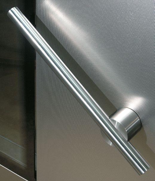 Het reeds tientallen jaren beproefde massieve deursysteem (HEIN op-/neerwaarts mechanisme) sluit de bakruimte dampdicht af.