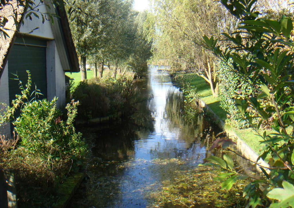 Tuin De prachtige tuin bevindt zich rondom de woning. Aan de oever bevindt zich een aanlegsteiger voor de aanleg van een of meerdere boten.