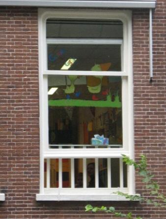 Figuur 1: Voorbeelden van kinderdagverblijven in een woning (links) of winkel (rechts) - bron: W/E adviseurs Figuur 2: Ventilatie door te openen ramen (links en midden), afvoerventiel (rechtsboven)