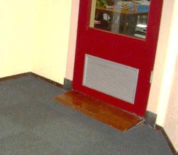 De afzuiging vindt bij mechanische ventilatie plaats via een afzuigpunt in het plafond in de verblijfsruimte, in de gangen en/of in de sanitaire ruimte, zie figuur 4.