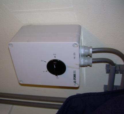 8 In veel gevallen is een driestandenschakelaar voor het ventilatiesysteem aanwezig.