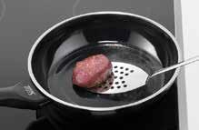 Als de vetstof warm is, leg je het vlees in de pan en druk lichtjes aan. Verminder het vuur tot halve kracht.