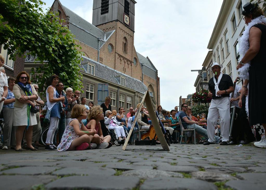 Voorwoord van de voorzitter De Voorronde Dames en heren, van harte welkom bij het Gouden Pet straatmuzikantenfestival 2017. Dit is alweer de 31e editie. De voorronde bestaat uit 4 speelrondes.