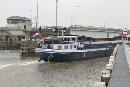 De grote schutsluis heeft een lengte van 137 m, is 1 m breed en heeft een drempeldiepte van 3,5 m. Schepen tot en met klasse Va kunnen van deze sluis gebruik maken.