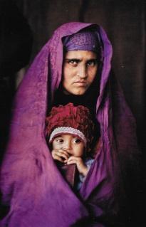 De fotograaf die het meisje uit Afghanistan in die onvergetelijke foto heeft vastgelegd, ging in 2002 op zoek naar haar. Hij wilde haar terugvinden.
