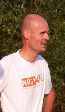Lange afstand gebeuzel. BAVIAAN NOVEMBER 2009 15 -Andre van de Vuurst loopt geweldig persoonlijk record in Eindhoven- Andre van de Vuurst koos voor de marathon van Eindhoven.