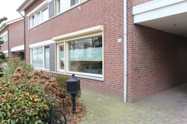 ALGEMEEN TYPE : twee-onder-één-kap woning. BOUWJAAR : 1997. PERCEEL : 254 m². WOONOPPERVLAKTE* : ca. 105 m². OVERIGE INPANDIGE RUIMTEN* : ca. 18 m². EXTERNE BERGRUIMTE* : ca. 0 m². INHOUD* : ca.