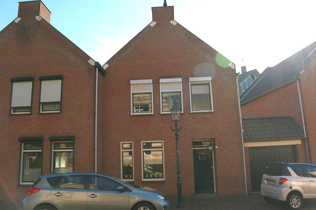 TE KOOP Grotestraat 13 6129 CM Urmond In de oude dorpskern van Urmond gelegen halfvrijstaand woonhuis met aanbouw, garage, tuin en terras.