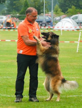 Workshop FCI-Obedience: John van Hemert en Arja Noordhoek John van Hemert (70) doet inmiddels al 34 jaar hondensport, voornamelijk FCI- Obedience.