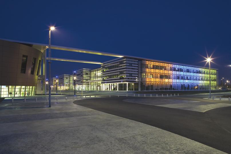 NXP Component Research Institute in Caen, Frankrijk Verlichtingsontwerp: François Migeon Straatverlichting met Decoflood² In voetgangersgebieden en op fiets- en wandelpaden, bruggen, winkelstraten,