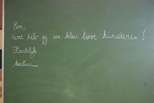 Uit onderzoek bleek dat kinderen die op kousen of blootvoets in de klas lopen beter leren. Dat moeten we dan doen he!