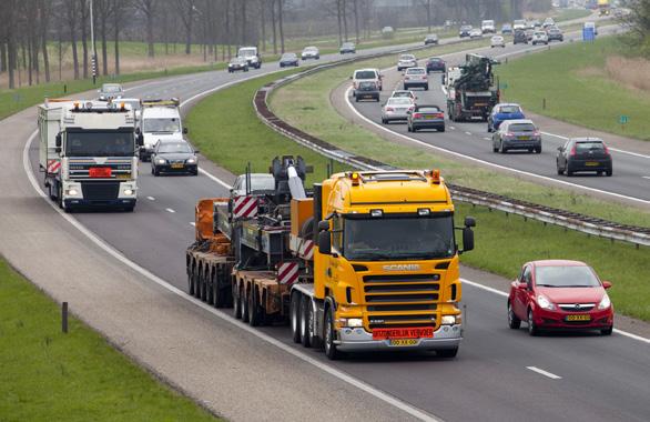 Voorwoord OVERBELADING AANPAKKEN Wat kunnen we er als opdrachtgevers aan doen? Te zwaar beladen vrachtwagens zorgen voor veel schade aan de wegen in Nederland.