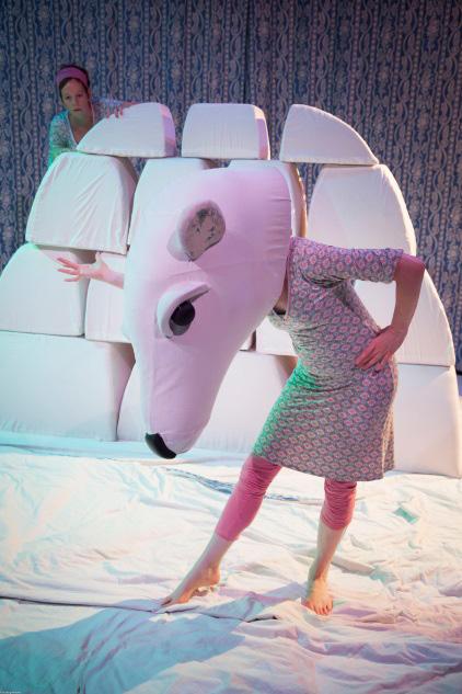 In Neuzen spelen twee actrices en een muzikant met reuzengrote kussenpoppen en XXL-beddengoed een knuffelige mini-slapstick-voorstelling.